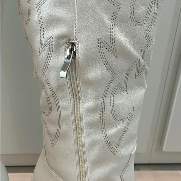 New White Leather Western-Style Women's Boots - Picture 7 of 15